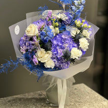 Załaduj obraz do przeglądarki galerii, Bukiet "Blue Serenity"