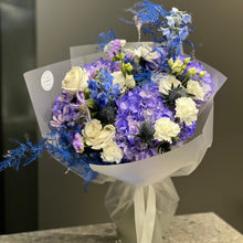 Załaduj obraz do przeglądarki galerii, Bukiet "Blue Serenity"