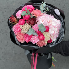 Załaduj obraz do przeglądarki galerii, Bukiet "Ruby Passion"