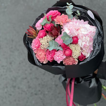 Załaduj obraz do przeglądarki galerii, Bukiet "Ruby Passion"