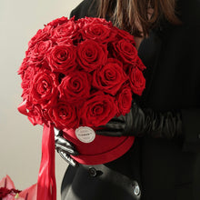 Load image into Gallery viewer, Czerwone róże w pudełku "Classic Valentine"
