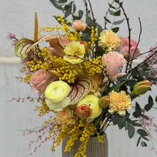 Załaduj obraz do przeglądarki galerii, Bukiet "Mimosa Symphony"