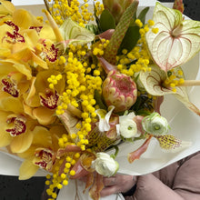 Załaduj obraz do przeglądarki galerii, Bukiet "Sun Kissed"