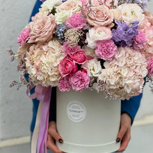 Załaduj obraz do przeglądarki galerii, Kwiaty w pudełku "Roselight Dome"