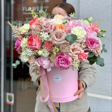 Load image into Gallery viewer, Kwiaty w pudełku "Pink Valentine"