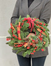 Załaduj obraz do przeglądarki galerii, Wianek z jodły Nobilis z naturalnym zdobieniem
