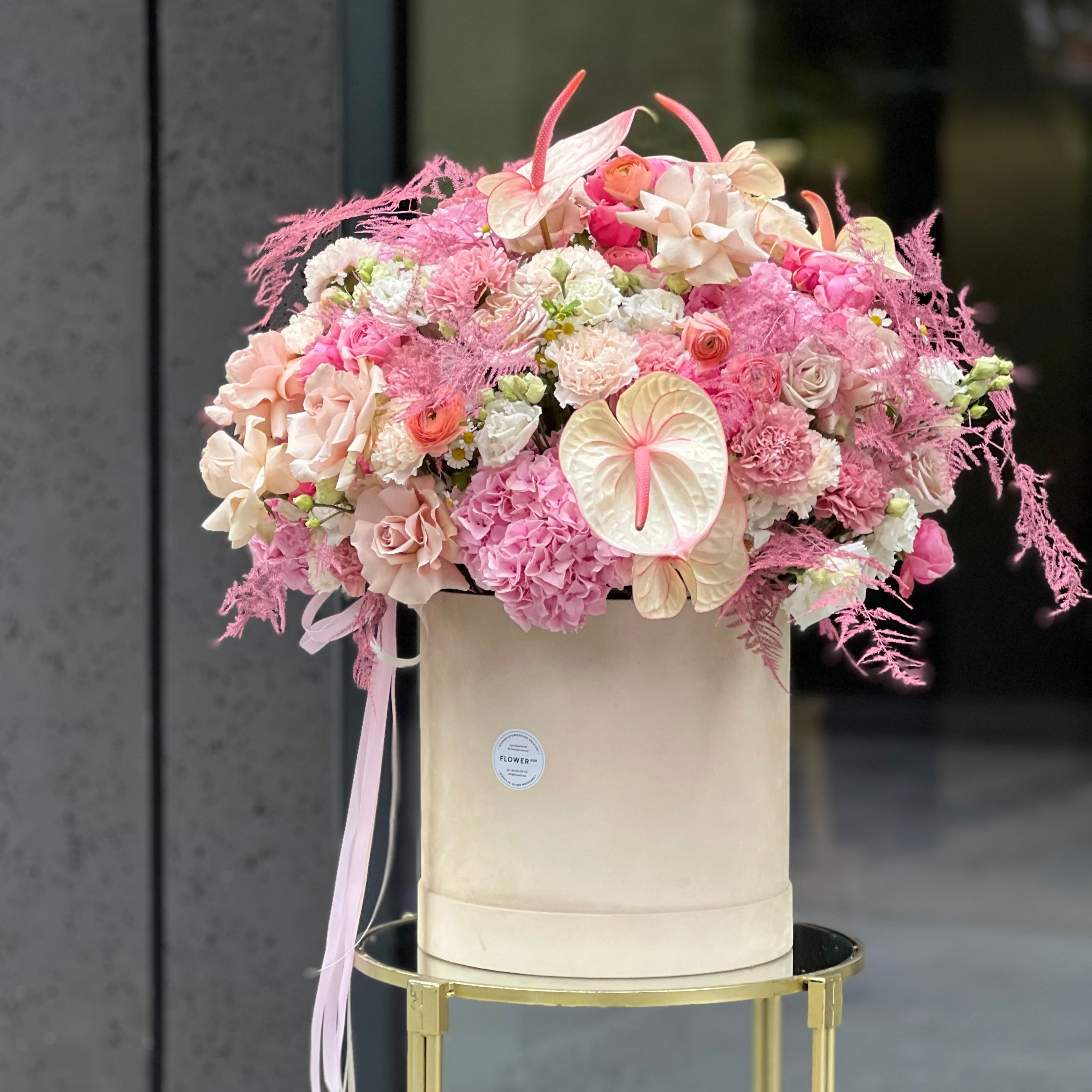 Kwiaty w pudełku "Blush Petal Dome"