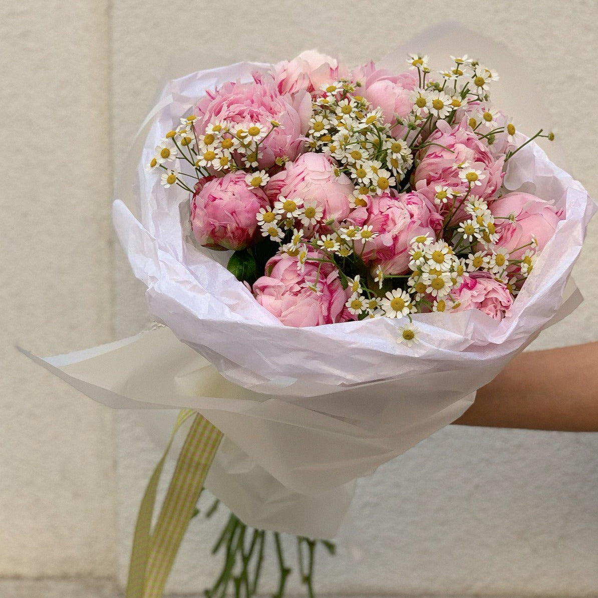 Piwonie z rumiankiem