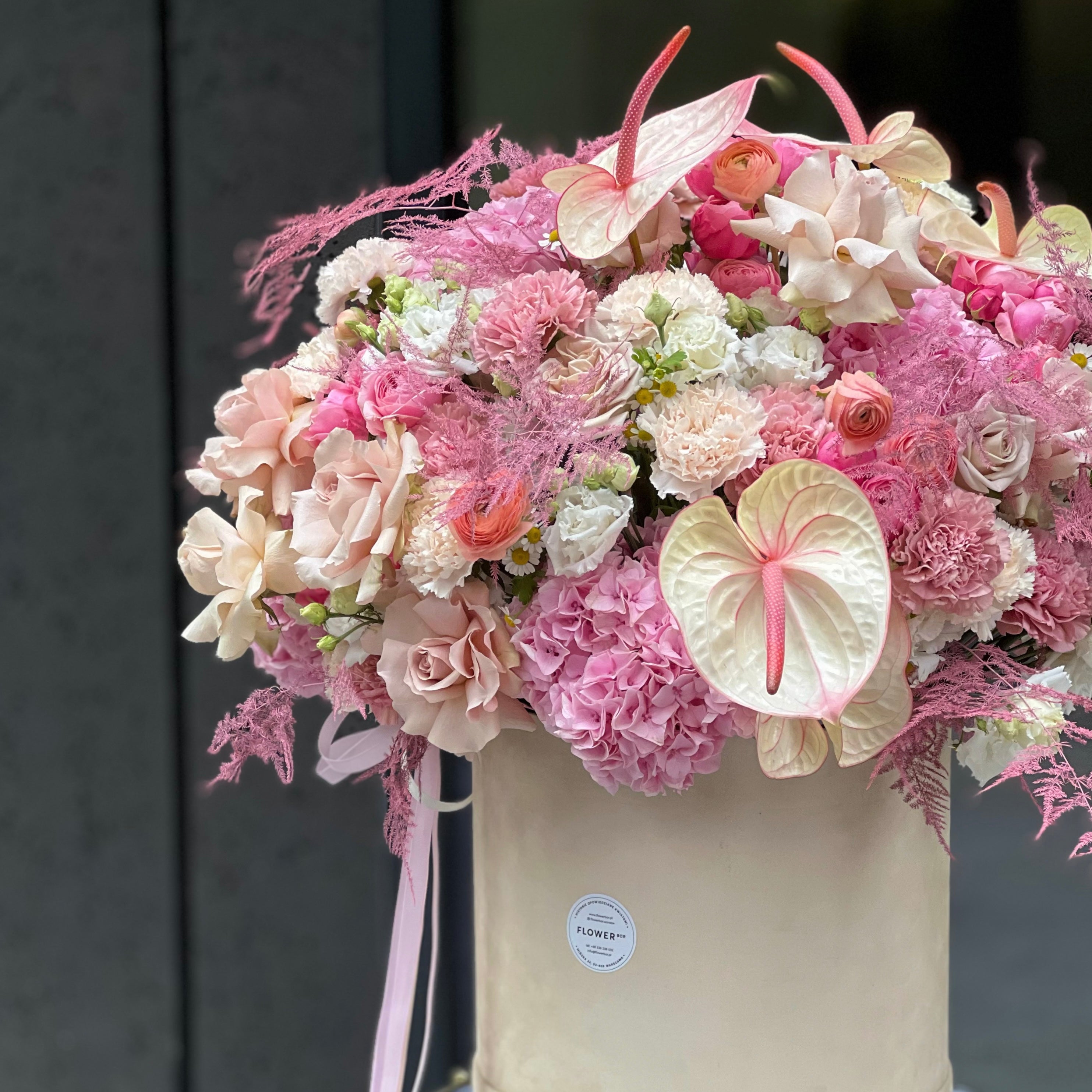 Kwiaty w pudełku "Blush Petal Dome"