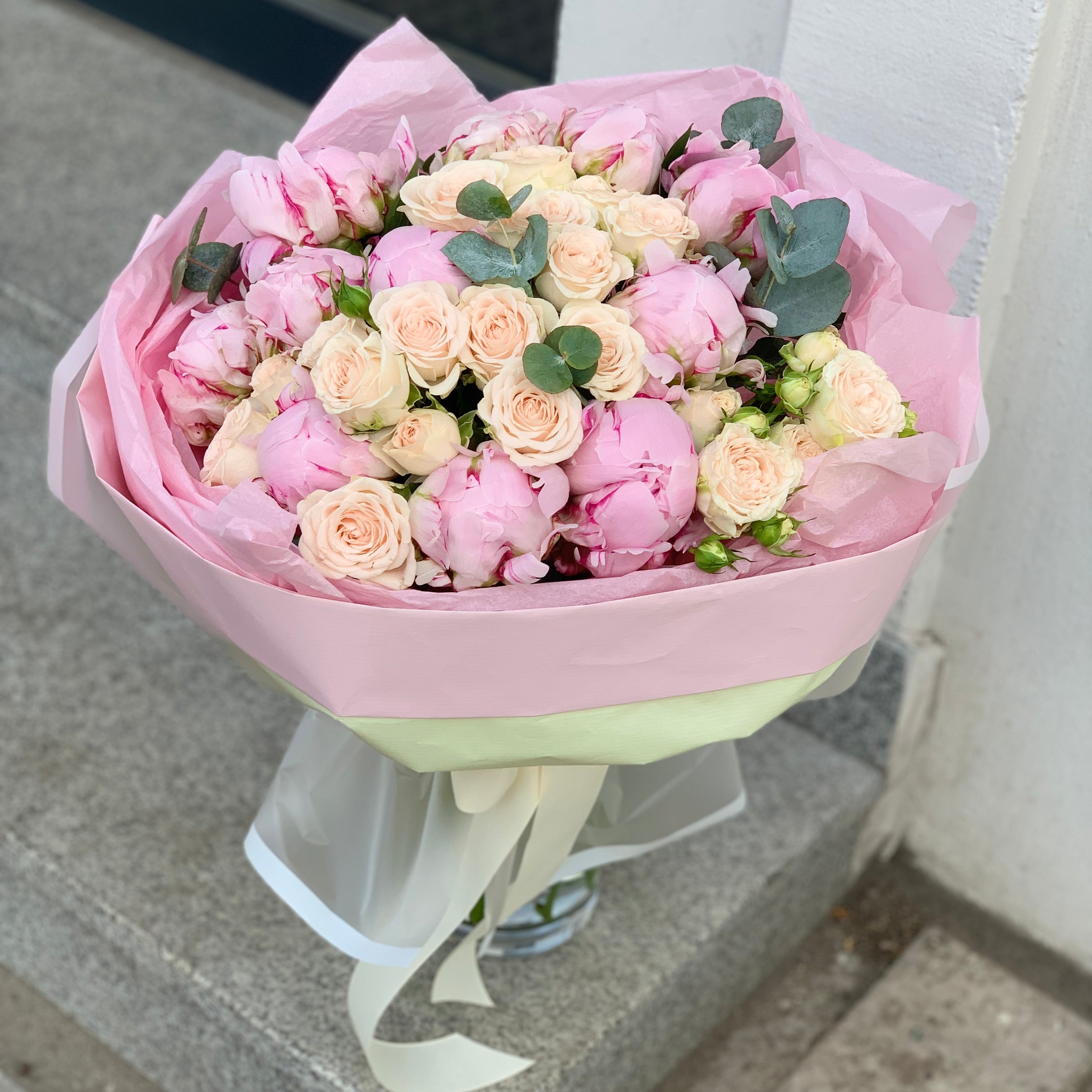 Piwonie i róże gałązkowe