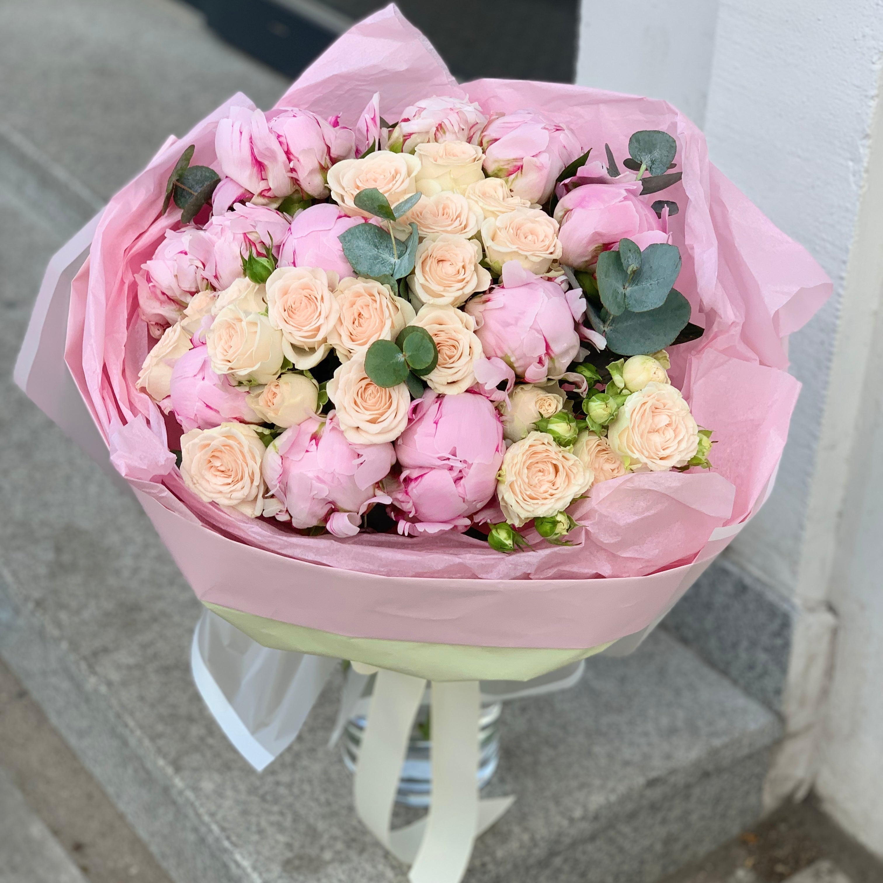 Piwonie i róże gałązkowe