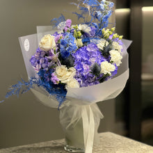 Załaduj obraz do przeglądarki galerii, Bukiet "Blue Serenity"
