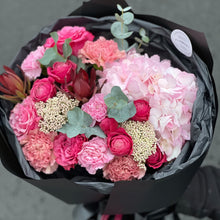 Załaduj obraz do przeglądarki galerii, Bukiet "Ruby Passion"
