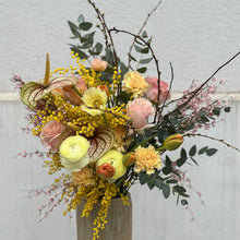 Załaduj obraz do przeglądarki galerii, Bukiet "Mimosa Symphony"
