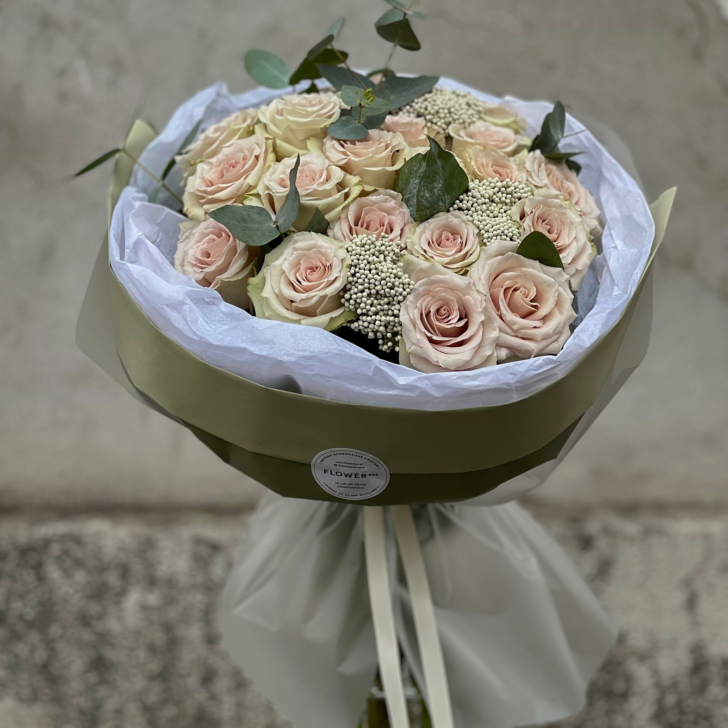 Bukiet róż "Quicksand" i eukaliptus