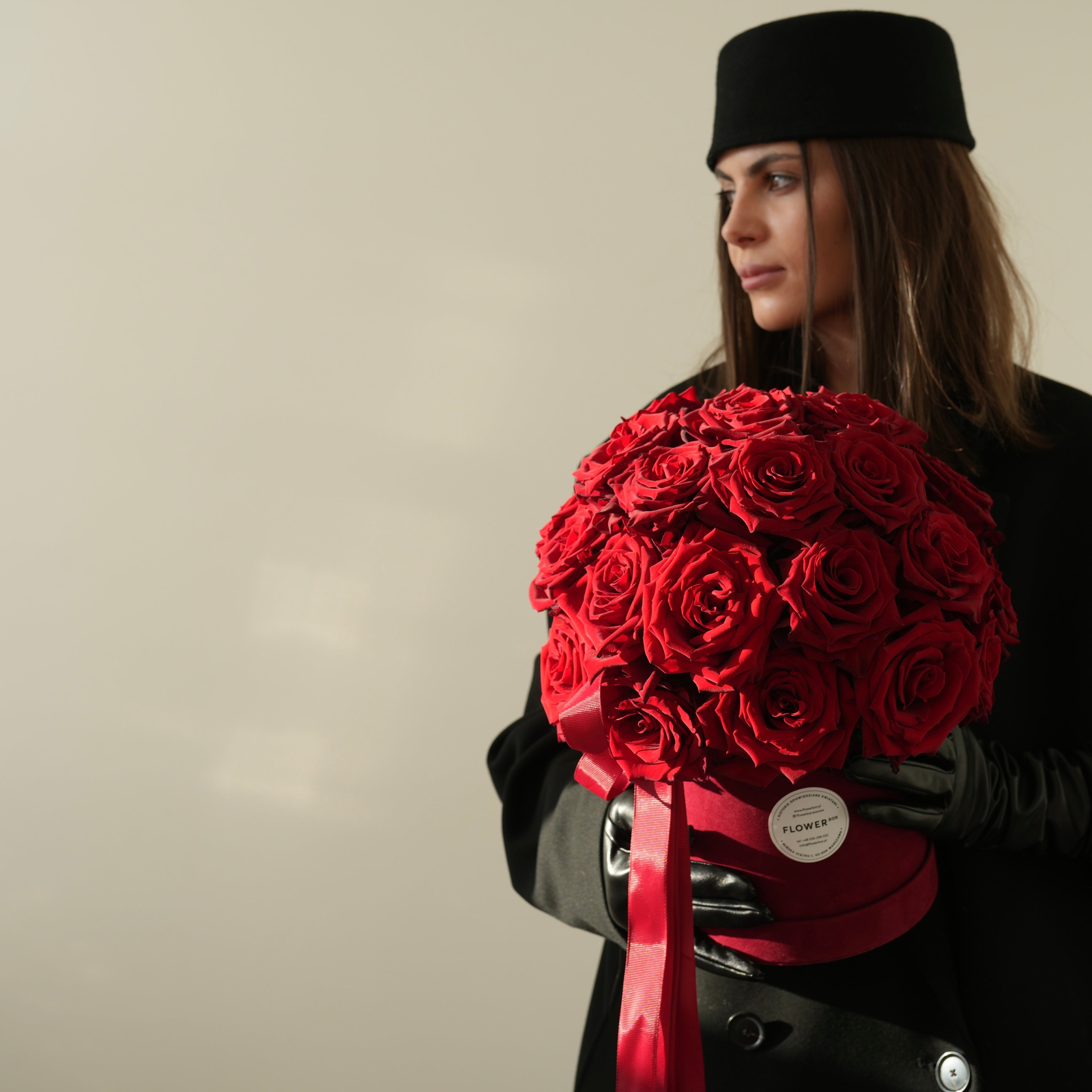 Czerwone róże w pudełku