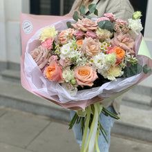 Load image into Gallery viewer, Flower bouquet
