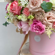 Load image into Gallery viewer, Kwiaty w pudełku "Pink Valentine"
