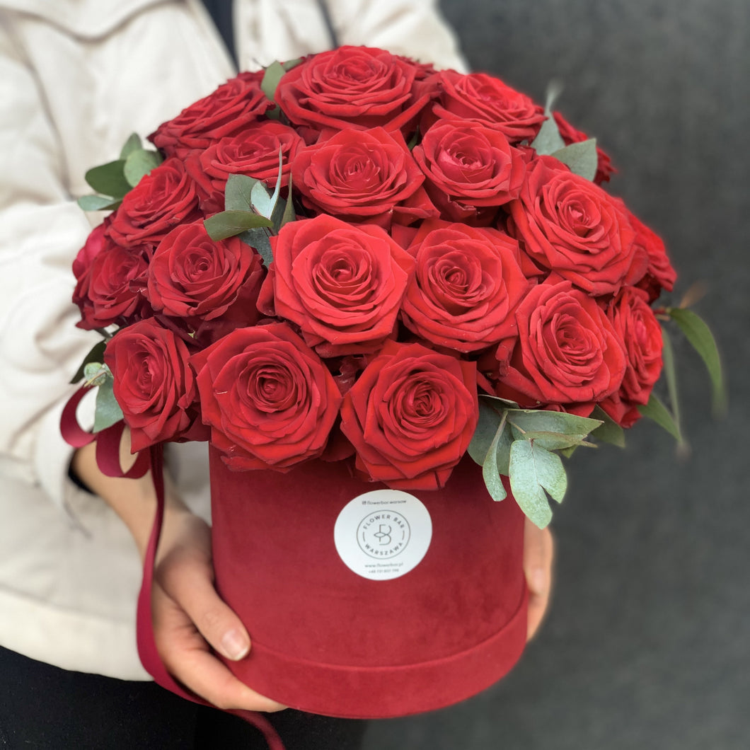 Czerwone róże w pudełku